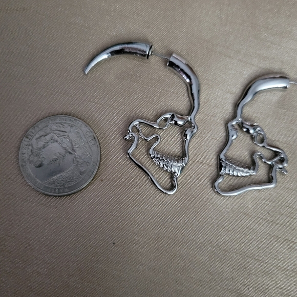 Skull shaped through-ear illusion earrings - Picture 4 of 4